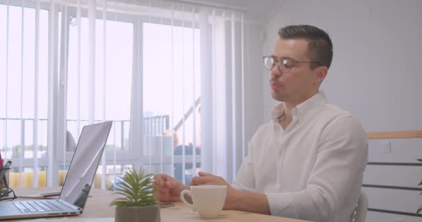 Retrato de dos adultos exitosos hombres de negocios trabajando en el portátil y teniendo una discusión formal en la oficina en el interior del lugar de trabajo — Vídeo de stock