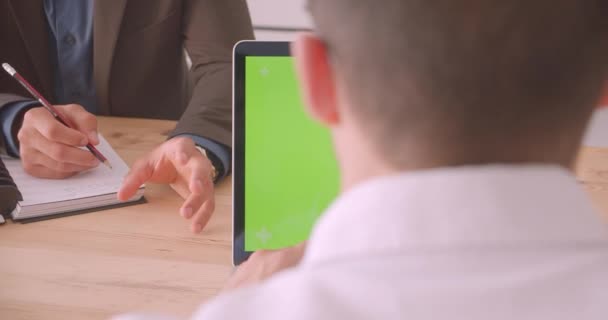 Крупный план портрет кавказского бизнесмена с использованием ноутбука с зеленым хроматическим экраном в офисе в помещении на рабочем месте — стоковое видео
