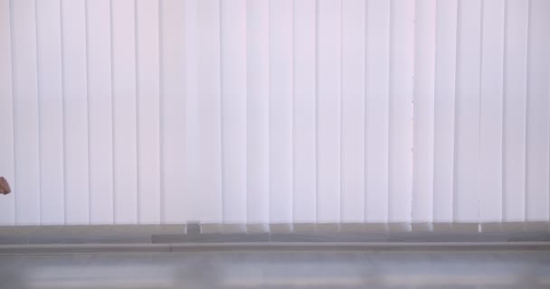 Närbild porträtt av attraktiv affärsman rida på stolen glatt på kontoret inomhus på arbetsplatsen — Stockvideo