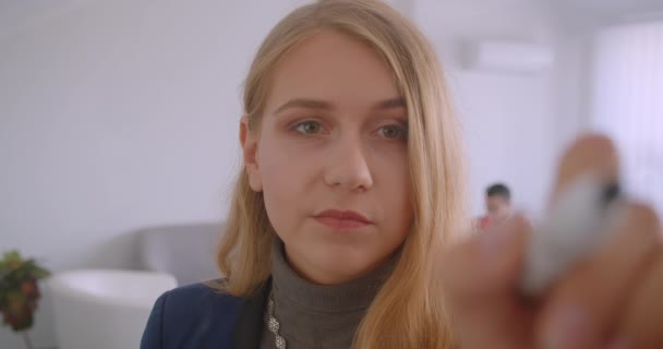 Retrato de tres colegas trabajando juntos en la oficina en el interior. Mujer de negocios caucásica escribiendo fórmula en la pantalla como en la pizarra — Vídeos de Stock