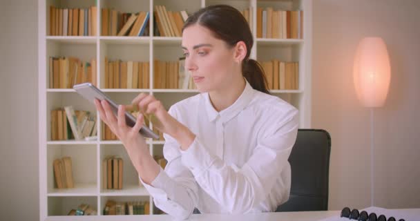 年轻迷人的白人女商人使用平板电脑的特写肖像，并在办公室显示绿色屏幕到相机 — 图库视频影像
