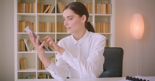 Κοντινό πλάνο από νεαρά ελκυστική καυκάσια επιχειρηματίας χρησιμοποιώντας το δισκίο και δείχνοντας πράσινη οθόνη αποχρώσεων στην κάμερα στο γραφείο — Αρχείο Βίντεο