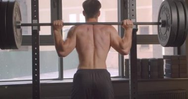 Kapalı spor salonunda yetişkin gömleksiz kas kafkas adam powerlifting Closeup geri görünümü
