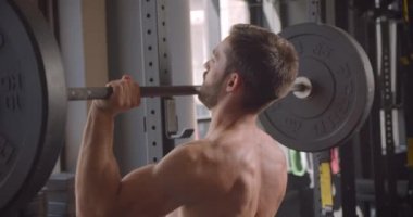 Kapalı spor salonunda ağırlık kaldırma gömleksiz kas kafkas adam Closeup geri görünümü