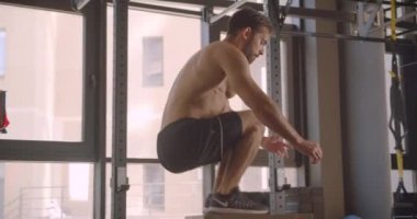 Kapalı spor salonunda kutunun üzerine atlama yetişkin gömleksiz kas kafkas adam Closeup portre