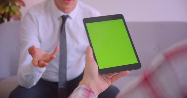 Närbild porträtt av Customer Service Manager pratar med klienten håller tabletten med grön Chroma Key Screen i Office — Stockvideo