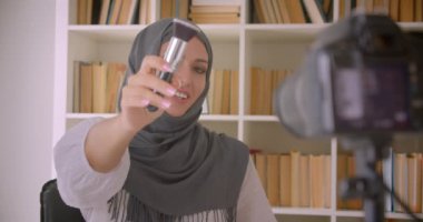 Hijab genç çekici Müslüman güzellik blogger Closeup portre kamera kapalı konuşurken