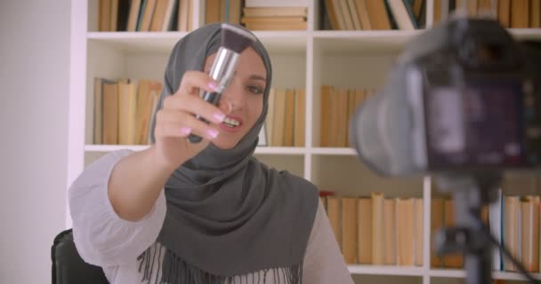 Close-up portret van jonge aantrekkelijke moslim Beauty blogger in hijab praten op camera binnenshuis — Stockvideo