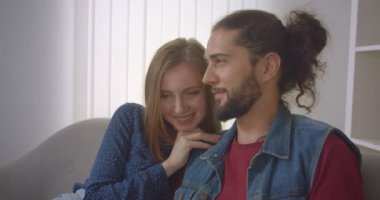 Kanepede kitap okuma oturan ve evde tartışıyor genç hipster çift portre çekim.