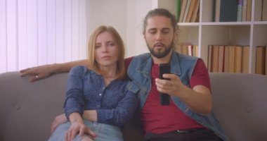 Hipster genç çift tv komedi filmi izlerken emilir ve evde ilgi.