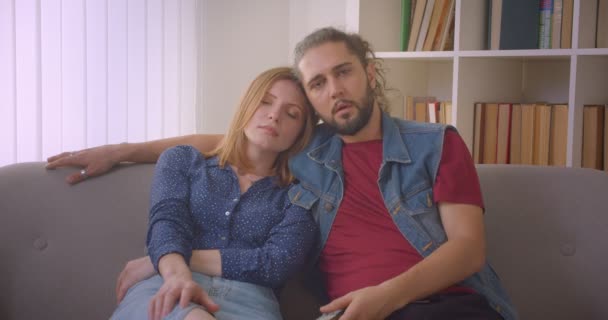 Hipster genç çift tv film izlerken emilir ve evde ilgi. — Stok video