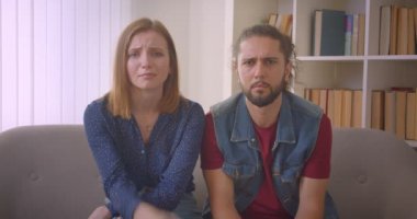 Genç kız tv ve erkek arkadaşı evde ona destek çalışıyor dramatik film izlerken ağlıyor.