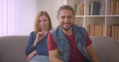 Hipster adam kız arkadaşı evde yakın otururken sıkılmış iken takım kazandığında mutlu olur.