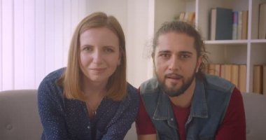 Hipster genç çift video oyunu oynarken kız başarısız olur ve üzgün olur ve erkek arkadaşı onu yeniden oluşturmak için öper.