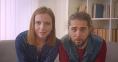 Hipster genç çift emilir joysticks kullanarak video oyunu oynar ve adam başarısız olur ve üzgün olur.