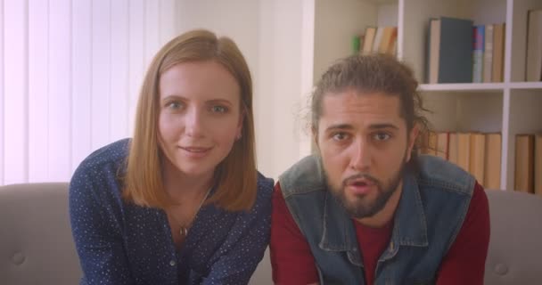 Hipster mladý pár hraje videogamam pomocí pákových holí a ten chlap selže a bude smutný. — Stock video