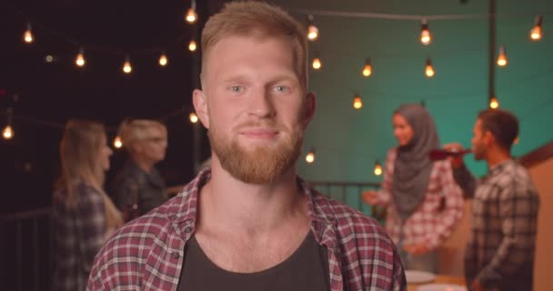 Closeup retrato de jovem ruiva caucasiano em diversa festa à noite aconchegante — Vídeo de Stock