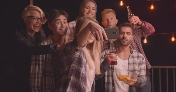 Zbliżenie portret zróżnicowanej grupy wielorasowe przyjaciół robienia zdjęć uśmiechnięta szczęśliwie na imprezie zabawy w przytulnym wieczorem — Wideo stockowe