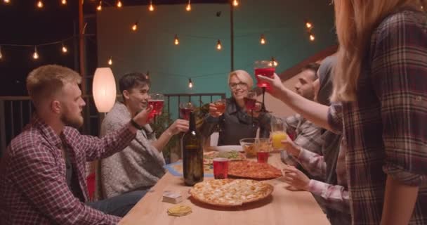 特写肖像不同的多种族的朋友组被交付比萨饼庆祝快乐饮酒在有趣的聚会在舒适的夜晚 — 图库视频影像