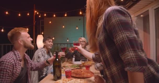 Retrato de close-up de diversos grupos multirraciais de amigos celebrando beber álcool alegremente em festa divertida à noite — Vídeo de Stock