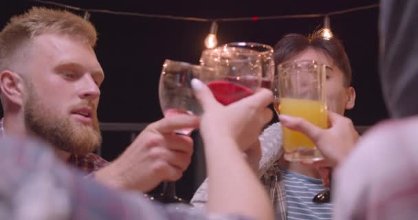 Retrato de close-up de diversos grupos multirraciais de amigos desfrutando de pizza na festa divertida à noite aconchegante com luzes de fadas no fundo — Vídeo de Stock