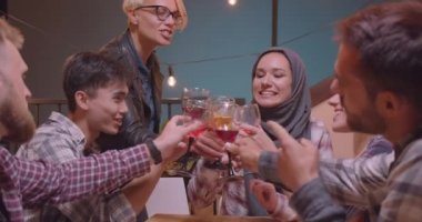 Partide şarap içen türbanlı borthday müslüman kadın ile tebrik arkadaş çeşitli çok ırklı grup Closeup portre