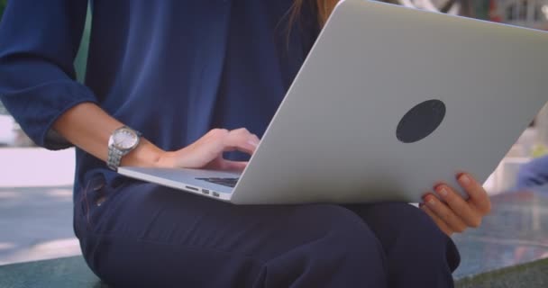 Retrato de close-up de jovem atraente mulher de negócios caucasiana digitando no laptop no parque ao ar livre — Vídeo de Stock