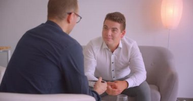 Emlakçının müşteri dairesini satıp ona içeride anahtar lar verdiği closeup portresi