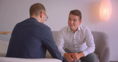 Başarılı emlakçı onun müşteri daire satan ve ona kapalı anahtarları veren Closeup portre