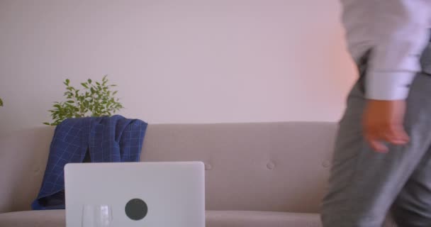 Zbliżenie portret dorosłego kaukaski biznesmen wpisując na laptopa siedzi Laidback na kanapie w biurze w pomieszczeniu — Wideo stockowe