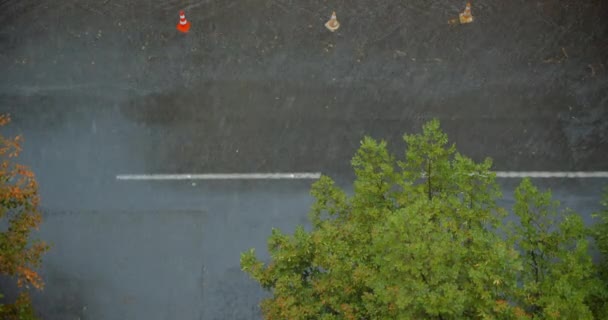 Fönster topp shoot of regnar i urbana staden på gatan på sommaren dagtid — Stockvideo