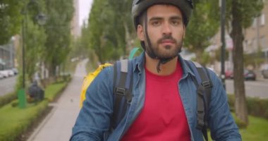 Park açık havada sırt çantası sürme kick scooter ile yetişkin kafkas teslimatçı Closeup portre