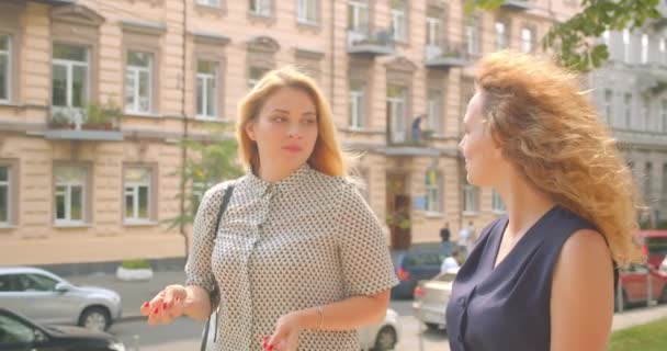 Close-up portret van twee vrouwelijke vrienden wandelen in Park buitenshuis — Stockvideo