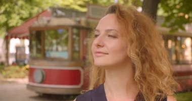 Park açık havada yetişkin çekici kızıl saçlı kadın Closeup portre