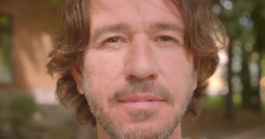 Çekici kafkas adamın arka plan üzerine bina ile şehir açık havada mutlu bir şekilde gülümseyen kameraya bakan closeup portre