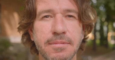 Çekici kafkas adamın arka plan üzerine bina ile şehir açık havada kamera bakarak closeup portre