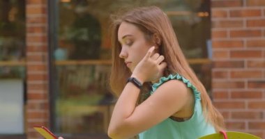 Kafe açık havada oturan telefon kullanarak genç güzel beyaz kadın Closeup portre