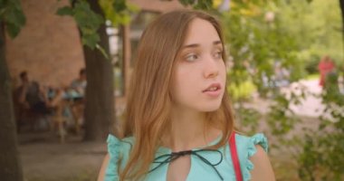 Park açık havada duran genç güzel beyaz kadın Closeup portre
