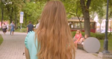 Park açık havada yürüyen genç uzun saçlı güzel kadın Closeup geri görünümü portre