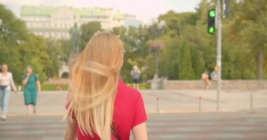 Kentsel şehir açık havada genç sarı uzun saçlı güzel kadın geçiş yolu Closeup geri görünümü portre