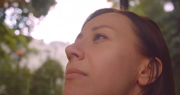 Nahaufnahme Porträt einer jungen kaukasischen Frau, die vom Regen in der Stadt im Freien überrascht wird — Stockvideo