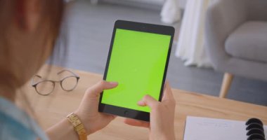 Ofiste adt kapalı yeşil renk anahtar ekranı ile tablet kullanarak genç kafkas kadın doktor Closeup geri görünümü