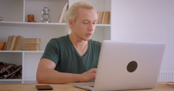 Крупный план портрета молодой успешной блондинки хипстер бизнесмен просматривает ноутбук и получает приветственное уведомление по телефону в помещении офиса — стоковое видео