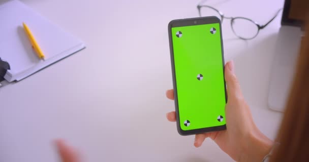 Retrato de close-up de empresárias mão usando telefone com tela de chave croma verde com adt no escritório na mesa dentro de casa — Vídeo de Stock