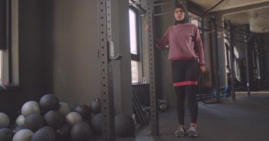 Bantüre genç çekici atletik Müslüman kadın kapalı spor salonunda direnç eğitimi yapıyor Closeup portre