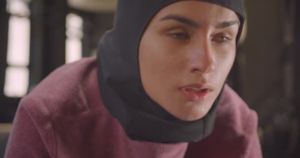 Retrato de close-up de jovem motivado atlético muçulmano feminino no hijab trabalhando no ginásio dentro de casa — Vídeo de Stock