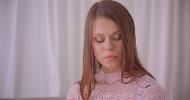 Genç çekici beyaz kadın daire de güven ile kamera bakıyor Closeup portre — Stok video