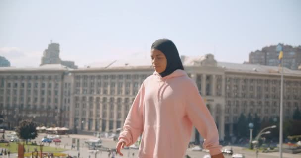 Closeup portrait of young attractive african american muslim girl working out in urban city outdoors — Stock Video