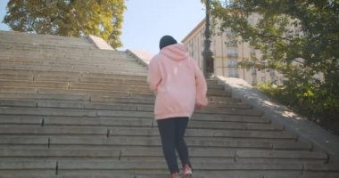 Kentsel şehir açık havada yukarı ve aşağı jogging hijab genç çekici Afrikalı Amerikalı Müslüman kız Closeup portre