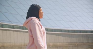 Stadyum şehir açık havada çömelme hijab genç çekici Afrikalı Amerikalı Müslüman kız Closeup yan görünüm portresi